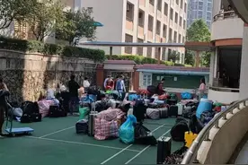 跳蚤肆虐，全校放假消杀！多方回应→图片