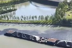张家港一运煤船进水下沉，环保部门正在对水质进行采样视频封面