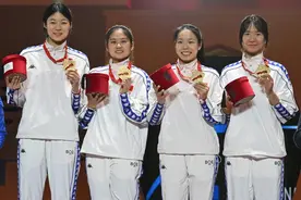 中国女重时隔六年再夺世界大赛团体冠军图片