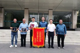 台儿庄供电深夜抢修线路获赠锦旗图片