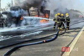 损失超10万元！货车载11吨食用油高速公路上起火图片
