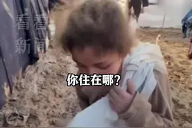 加沙女孩赤脚收集沙土 梦想要有“一个好帐篷”图片