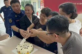 最美家庭“家长们”端来拿手菜，与消防站的“孩子们”话团圆图片