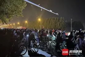 “夜骑开封”按下暂停键，骑行学生：堵路上“是受罪”图片