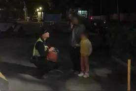 女子在广州一地铁站“捡”到小女孩，民警顺着校服“破案”！图片