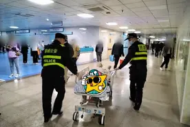 早高峰，孕妇羊水破裂，情况危急！图片