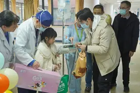 “和电影《哪吒》里的魔法一样！”杂技魔术表演让孩子得到疗愈图片