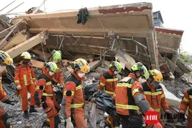 探访曼德勒市4大坍塌点：大设备破拆废墟找寻遇难者，幸存者现场8小时等哥哥遗体｜直击震中⑮图片
