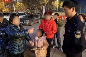 小女孩放学后和爷爷走散不知所措，热心群众和民警把她送回家图片
