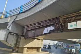 临沂沂河大桥下一广告牌摇摇欲坠，记者帮办现已修复图片