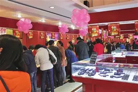 每月攒“金豆”、圈粉“国风”金饰……接棒“大妈”，年轻人也囤黄金图片