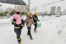 咸宁：强降雪导致车辆人员被困 消防紧急救援图片