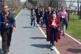 春日Citywalk，长宁这群老人打卡沪上这处新晋“网红地”图片