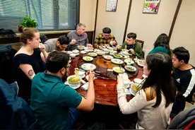 25名青年汉学家体验兰州饮食文化——兰州牛肉拉面“特好吃”图片