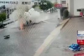 俩小孩往下水道扔鞭炮引爆炸，井盖被掀飞，目击者称伤者已送医图片