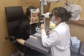 看完奥运比赛后，杭州姑娘把隐形眼镜放卸妆水泡一宿，结果悲剧了图片