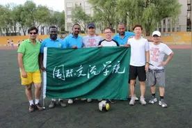 这10年，他把中文班开到了家乡越南图片