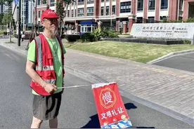 杭州这位暖心爷爷从未想到，学期结束这一天，他竟成了主角图片