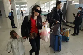 7岁儿子下车了，母亲却还在火车上，铁路工作人员助母子团聚图片
