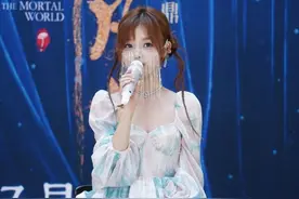 歌手黄霄雲突遇车祸面部腿部受伤，现情况稳定图片