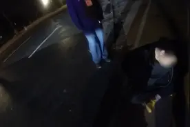 男子酒醉后犯困，靠着路边灯杆直接睡了图片