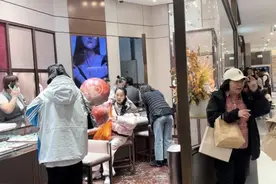 价格重回7字头，黄金柜台开始排队！消费者：比月初便宜1500元图片