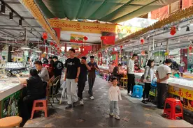 云南瑞丽震后：受损高楼外围设警戒线，数十家店铺闭店图片
