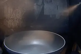 不粘锅涂层坏了还能用吗？会致癌吗？图片