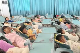 中小学“舒心午睡”迎来保障，午休课桌椅“国标”发布图片