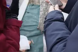 上海开始补贴，超火爆！大批市民却吐槽：操作太离谱，我和快递小哥蹲路边，搞了一小时……图片