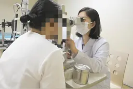 热闻 | 别再这样戴隐形眼镜了，可能很伤眼图片
