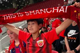 这位12岁中法混血男孩已是铁杆拥趸，他期待见证上海海港队中超联赛卫冕图片