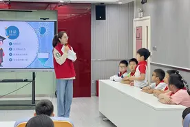 护航儿童暑假安全  “电博士”进小学科普安全用电知识图片