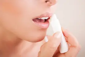 睡前涂润唇膏更有效？图片