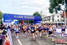 2024第十二届扬州高邮大运河半程马拉松鸣枪开跑图片
