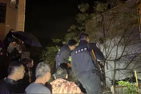 野猪闯入家中院子，有极强攻击性！警方确认：当场击毙图片
