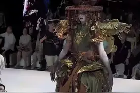 “神秘”服装出场引发“尖叫” 网友：看完解释才知道这造型的底蕴图片