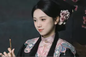 云肩搭配学士服！国风毕业照受热捧图片