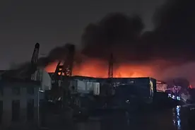 奉贤一单位深夜起火：消防铺设百米水带扑救图片