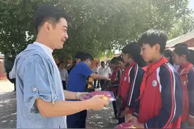 践行社会主义核心价值观|市政协联合爱心企业为红岸小学捐赠体育用品图片