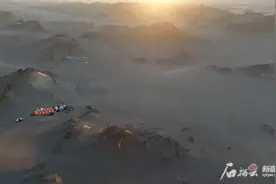 塔克拉玛干沙漠腹地，科考队救出一名男子图片