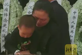 泪目！追悼会上牺牲警察幼子懵懂喊爸爸图片