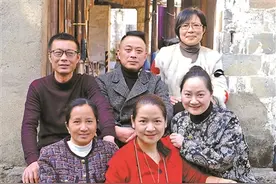 兄弟姐妹6人时隔45年再拍团圆照图片