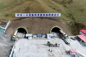 合赛高速控制性工程碌曲隧道建设进展顺利图片