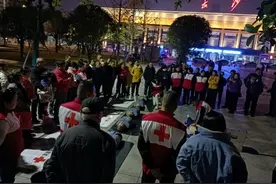 义务传授急救技能！长沙火车站广场上有一个“红十字急救地摊”图片