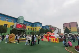 同心迎国庆  编织中国梦——凤凰路幼儿园开展迎国庆亲子活动图片