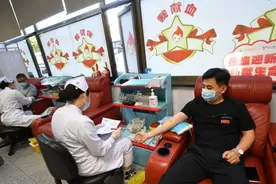 无偿献血13次，异地用血不该是个问题 | 新京报快评图片