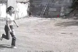水泥罐车滚落瞬间，父亲提着5岁的儿子惊险逃生。当事人：拖着儿子跑是出于本能反应。图片