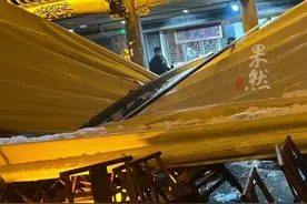 官方通报张家界“七十二奇楼”内一钢结构顶棚发生部分倒塌:5人收治入院，其中一人伤情较重图片
