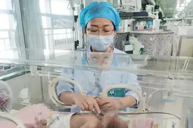 21天的宝宝一吃就吐 原来是消化道畸形图片